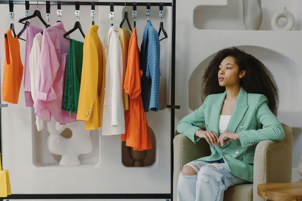 Innovations et Tendances dans le Recyclage des Vêtements : Un Voyage à Travers le Temps